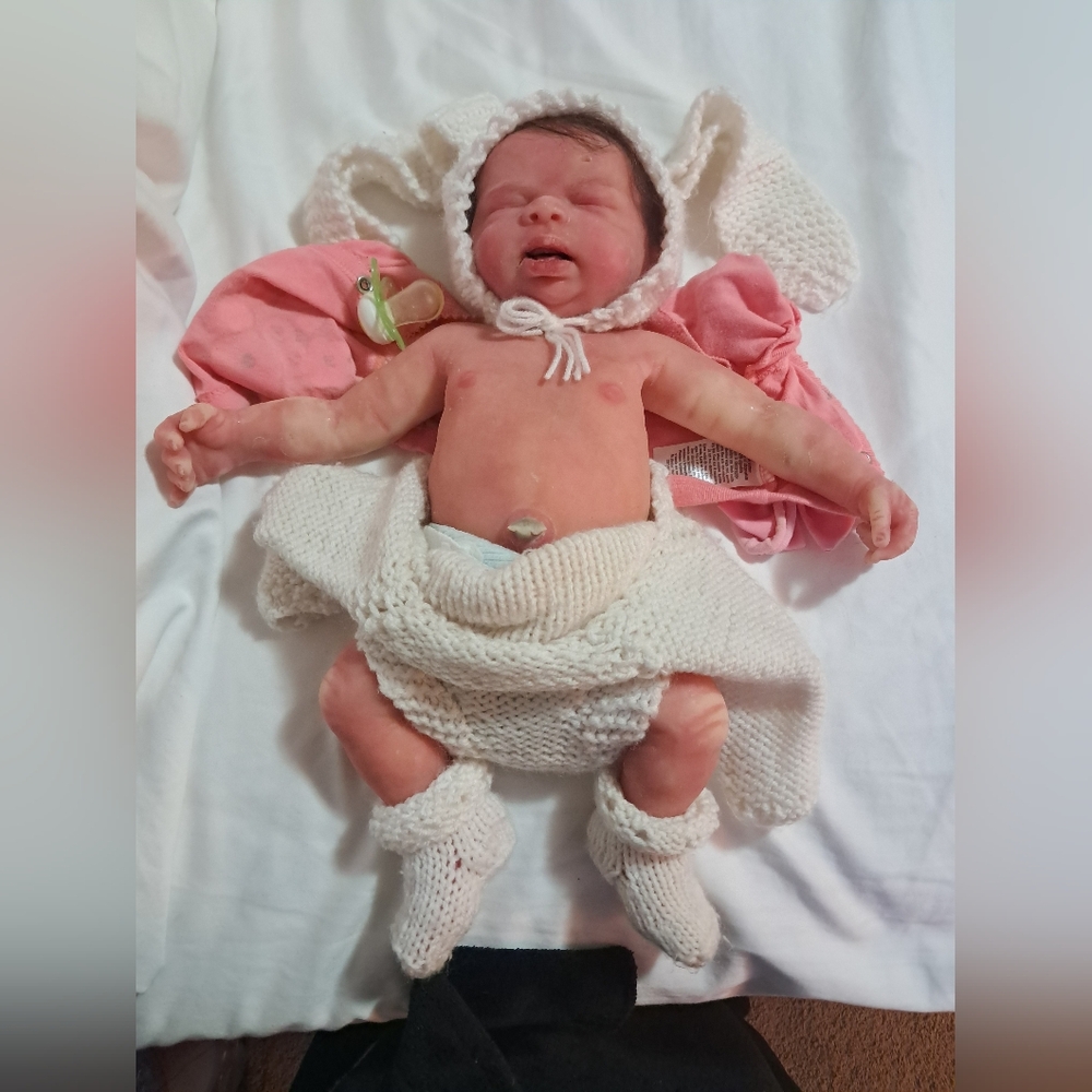 Realistic marshmallow silicone baby girl doll - Picture 15 of 17